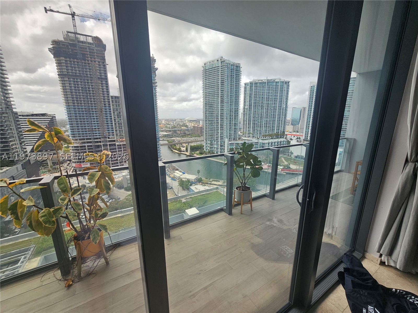 68 SE 6th St #1806, Miami FL 33131