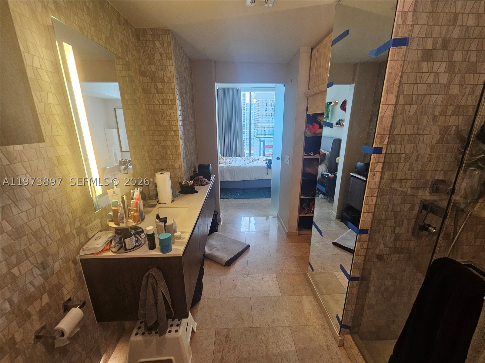 68 SE 6th St #1806, Miami FL 33131