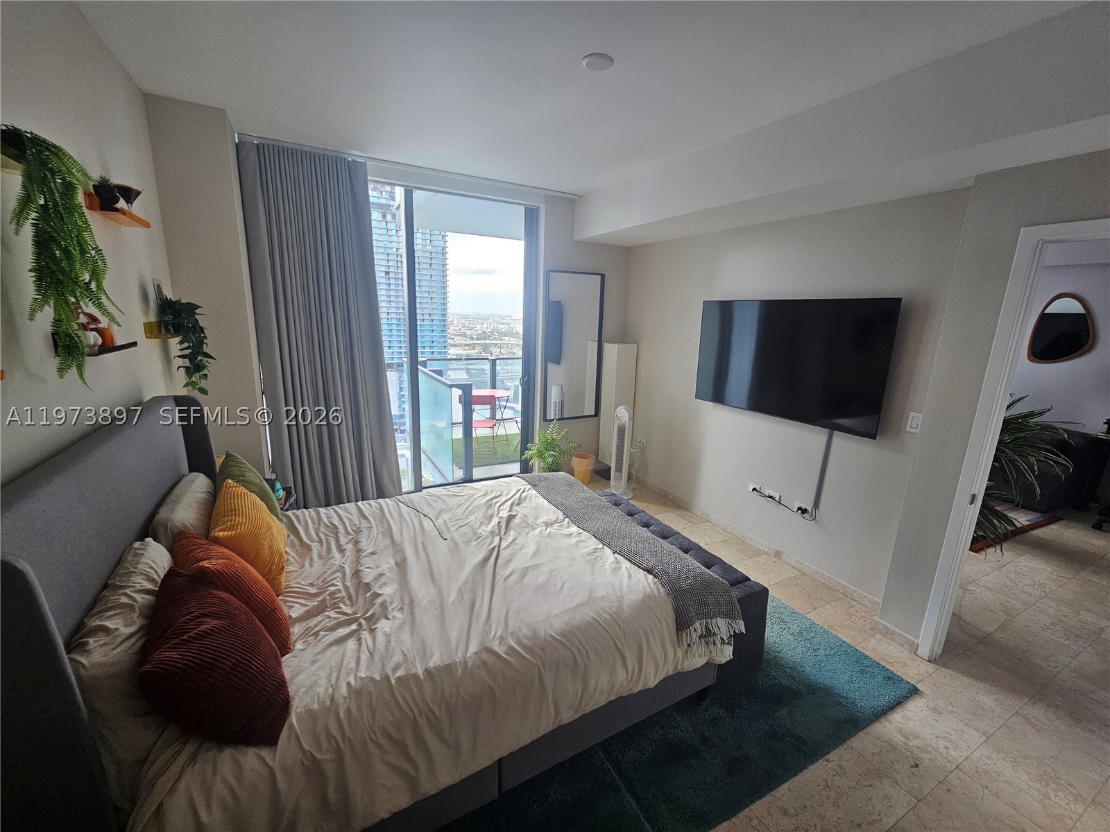 68 SE 6th St #1806, Miami FL 33131