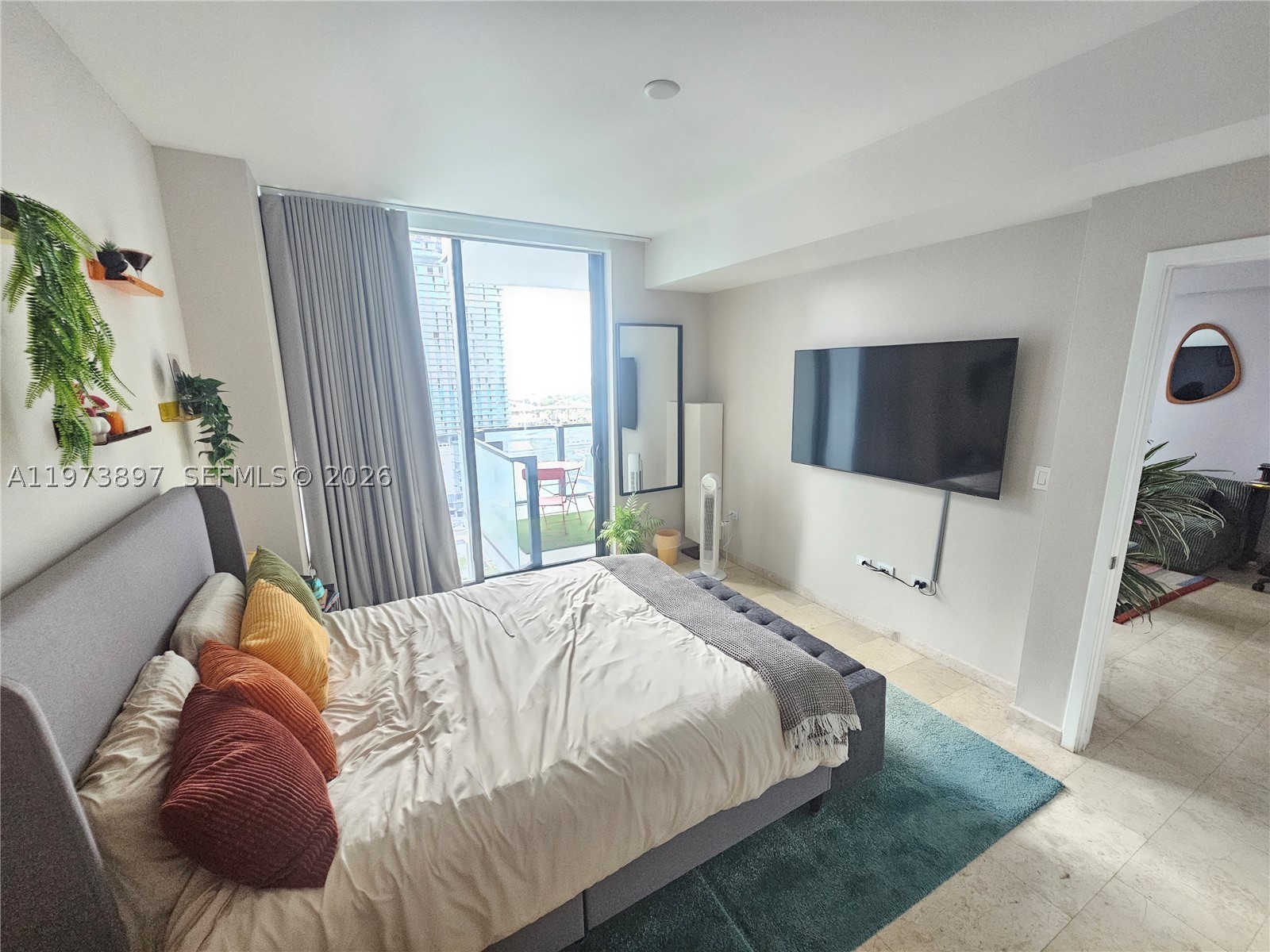 68 SE 6th St #1806, Miami FL 33131