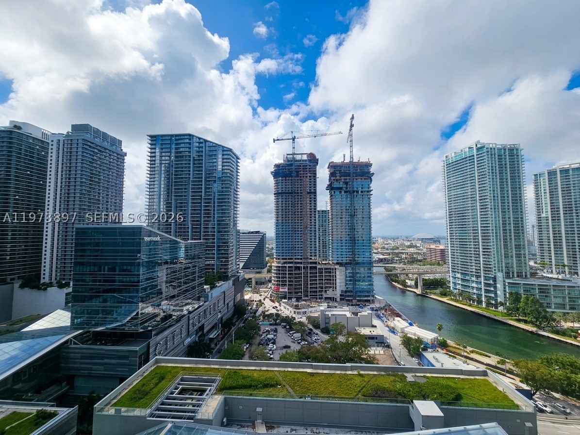 68 SE 6th St #1806, Miami FL 33131