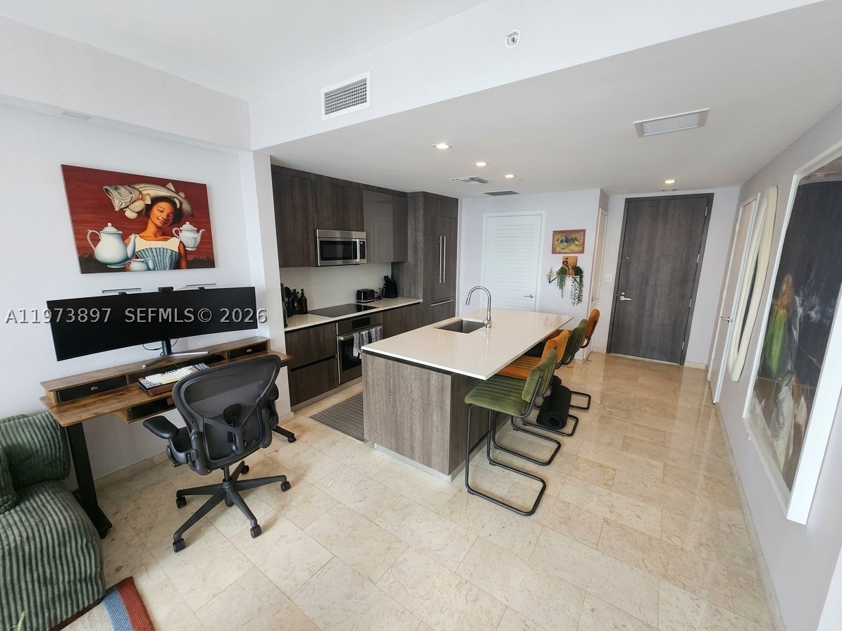 68 SE 6th St #1806, Miami FL 33131