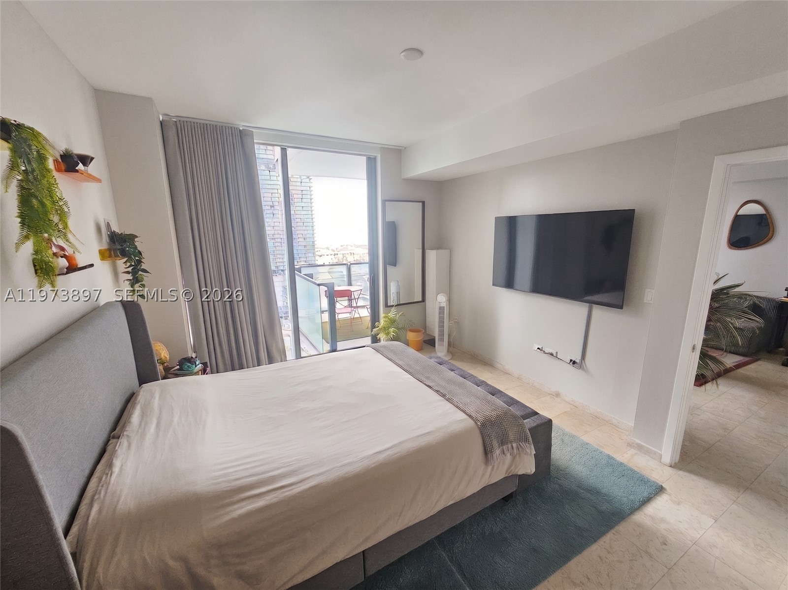 68 SE 6th St #1806, Miami FL 33131