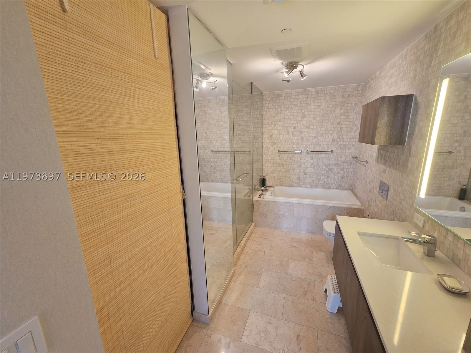 68 SE 6th St #1806, Miami FL 33131