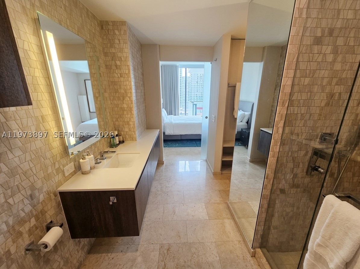 68 SE 6th St #1806, Miami FL 33131