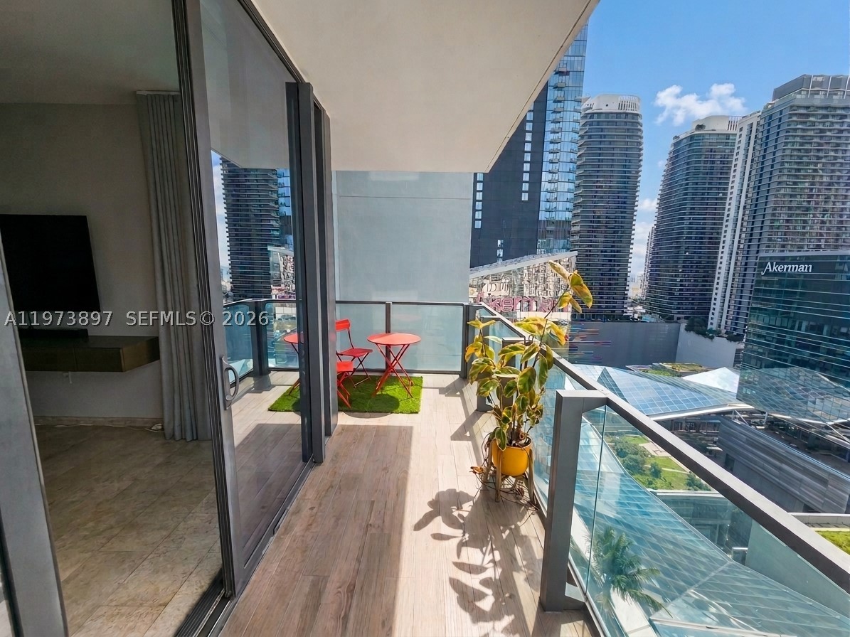 68 SE 6th St #1806, Miami FL 33131