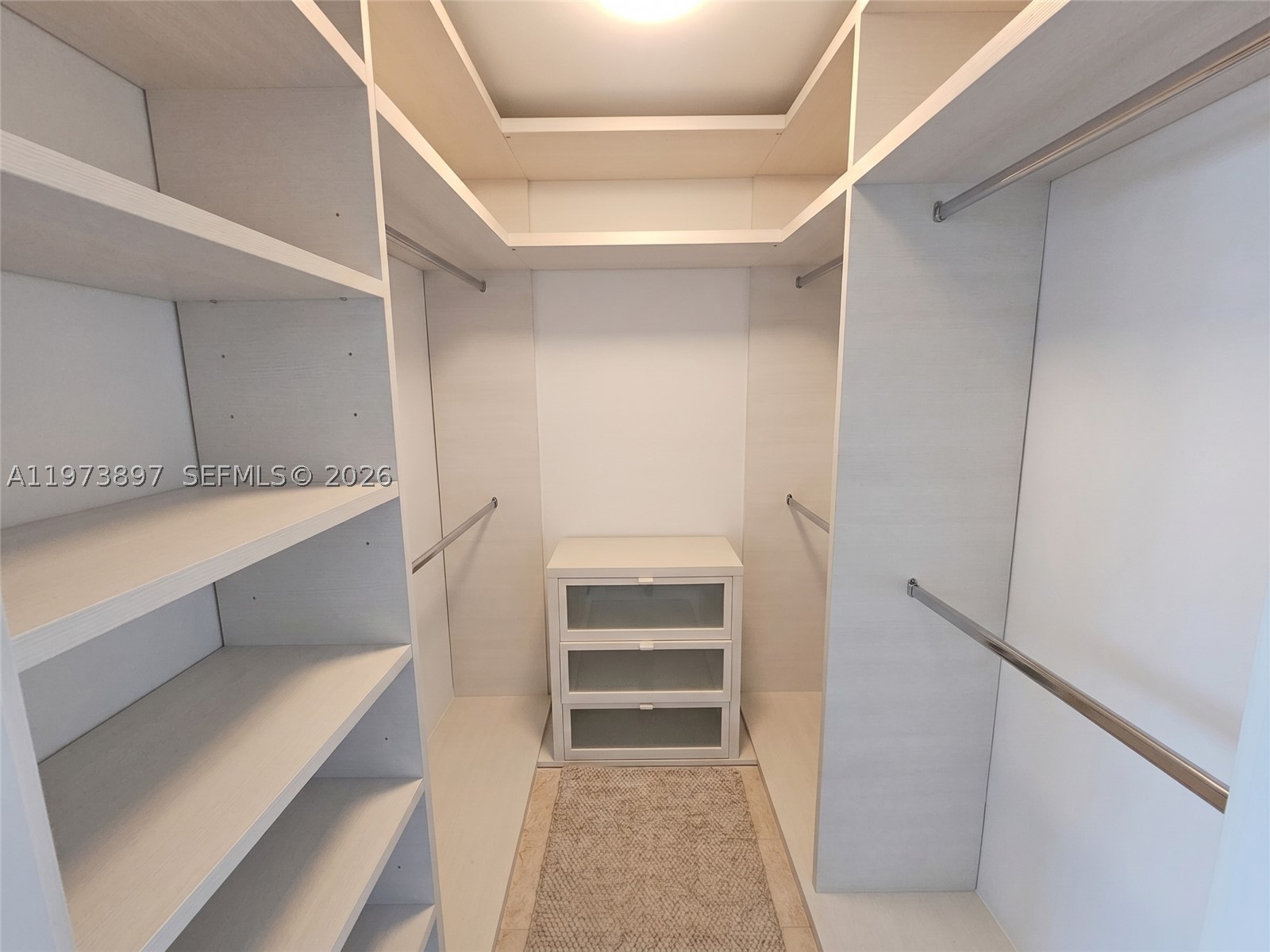 68 SE 6th St #1806, Miami FL 33131