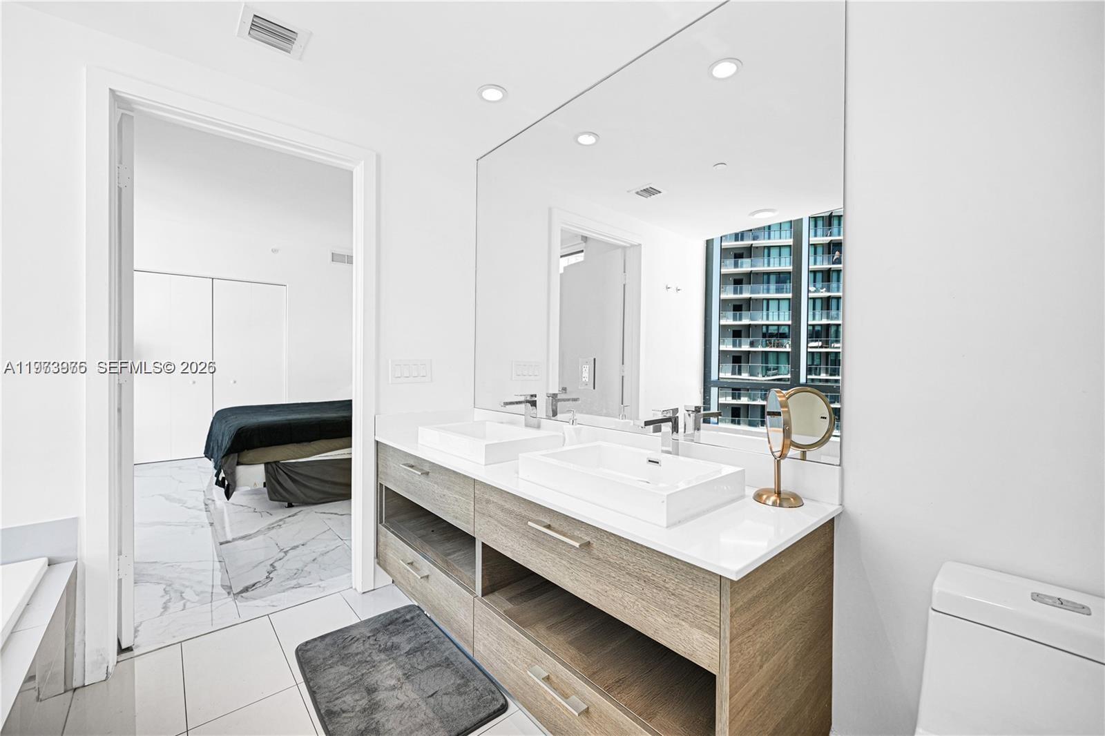 650 NE 32nd St #2007, Miami FL 33137