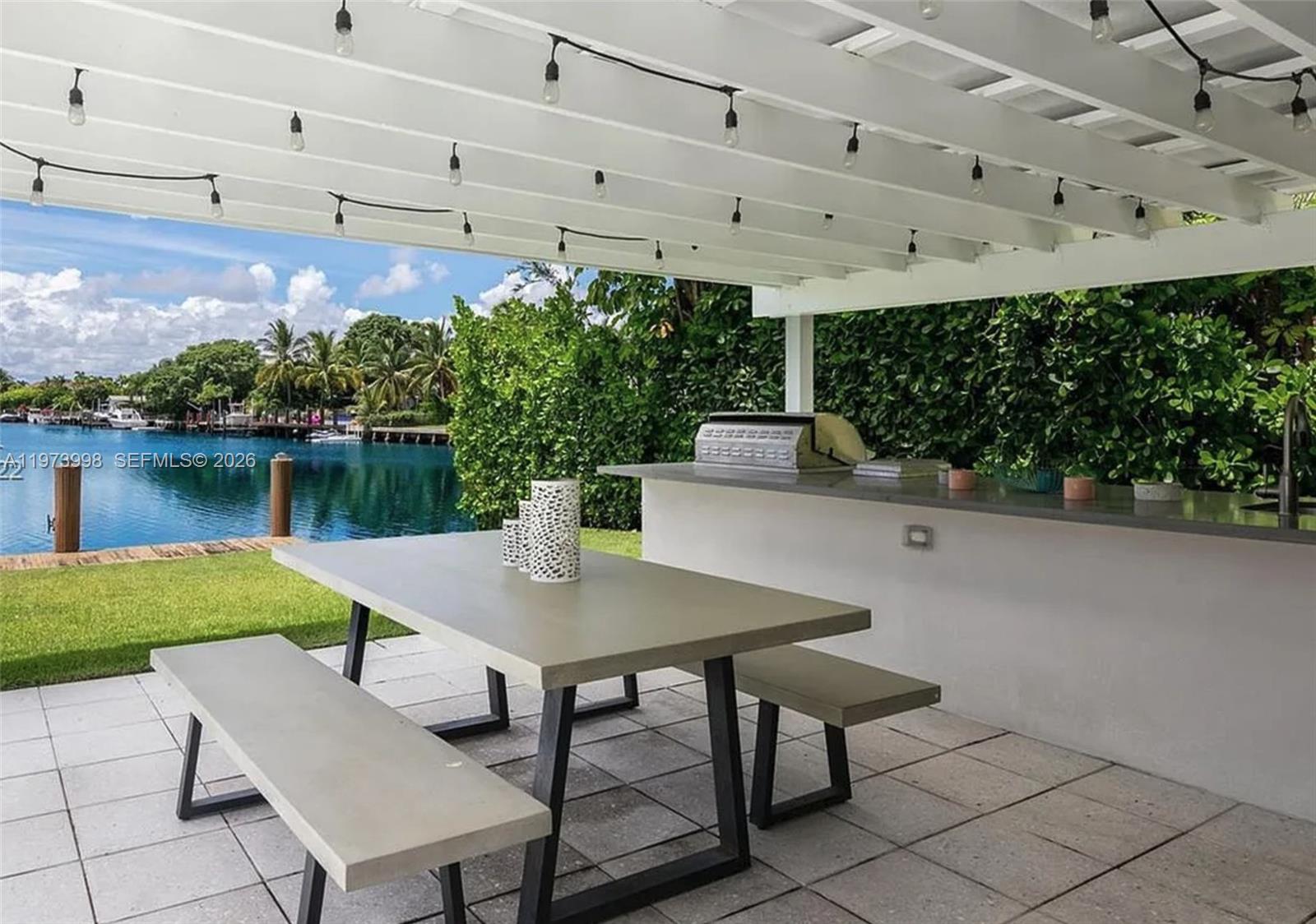524 Oleander Dr, Hallandale Beach FL 33009
