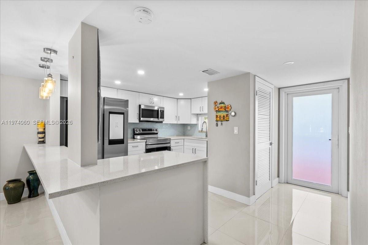 811 S Hollybrook Dr #208, Pembroke Pines FL 33025