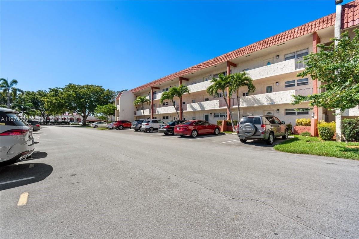811 S Hollybrook Dr #208, Pembroke Pines FL 33025