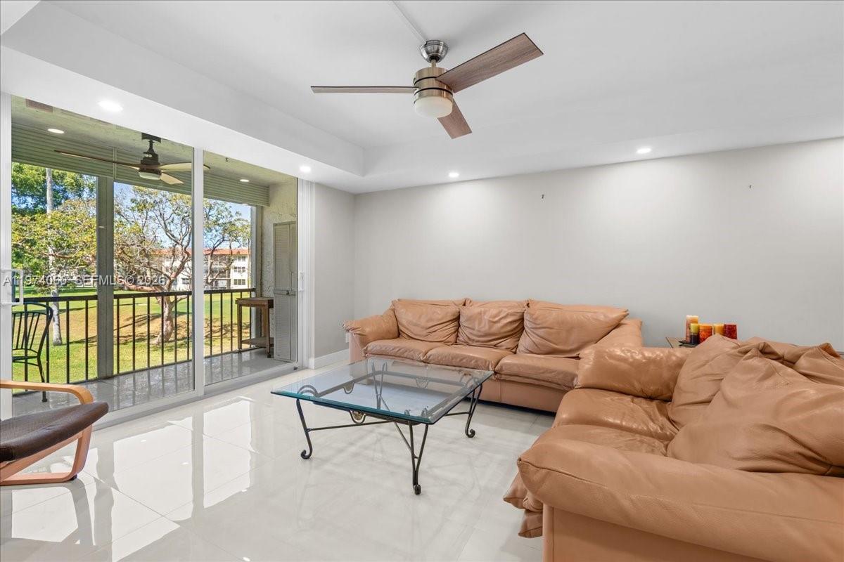 811 S Hollybrook Dr #208, Pembroke Pines FL 33025