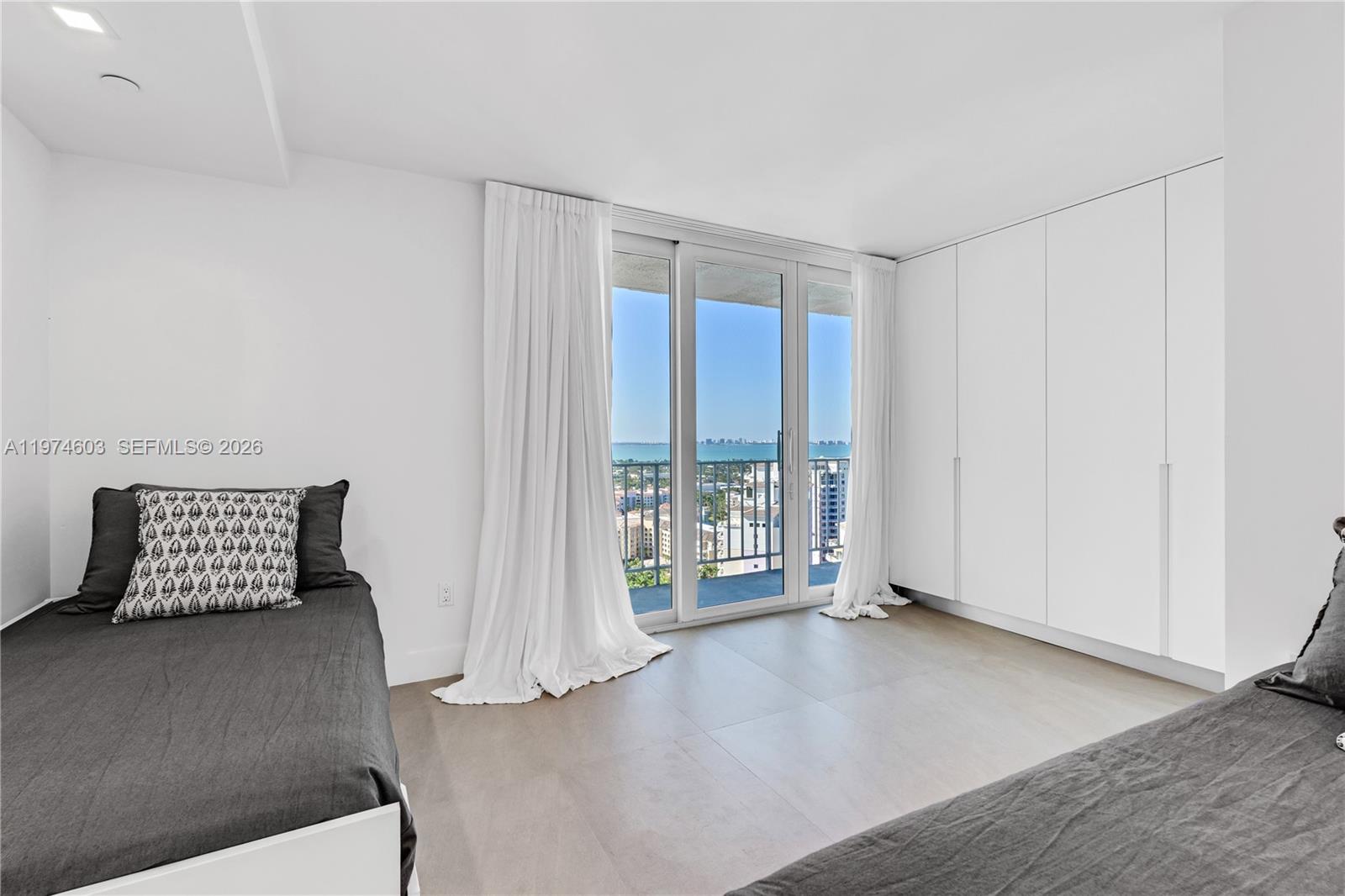 881 Ocean Dr #27D, Key Biscayne FL 33149
