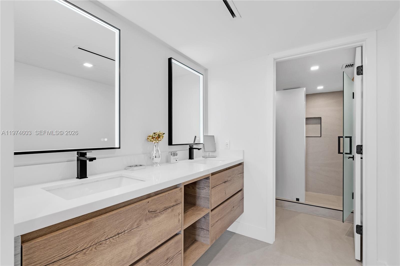 881 Ocean Dr #27D, Key Biscayne FL 33149