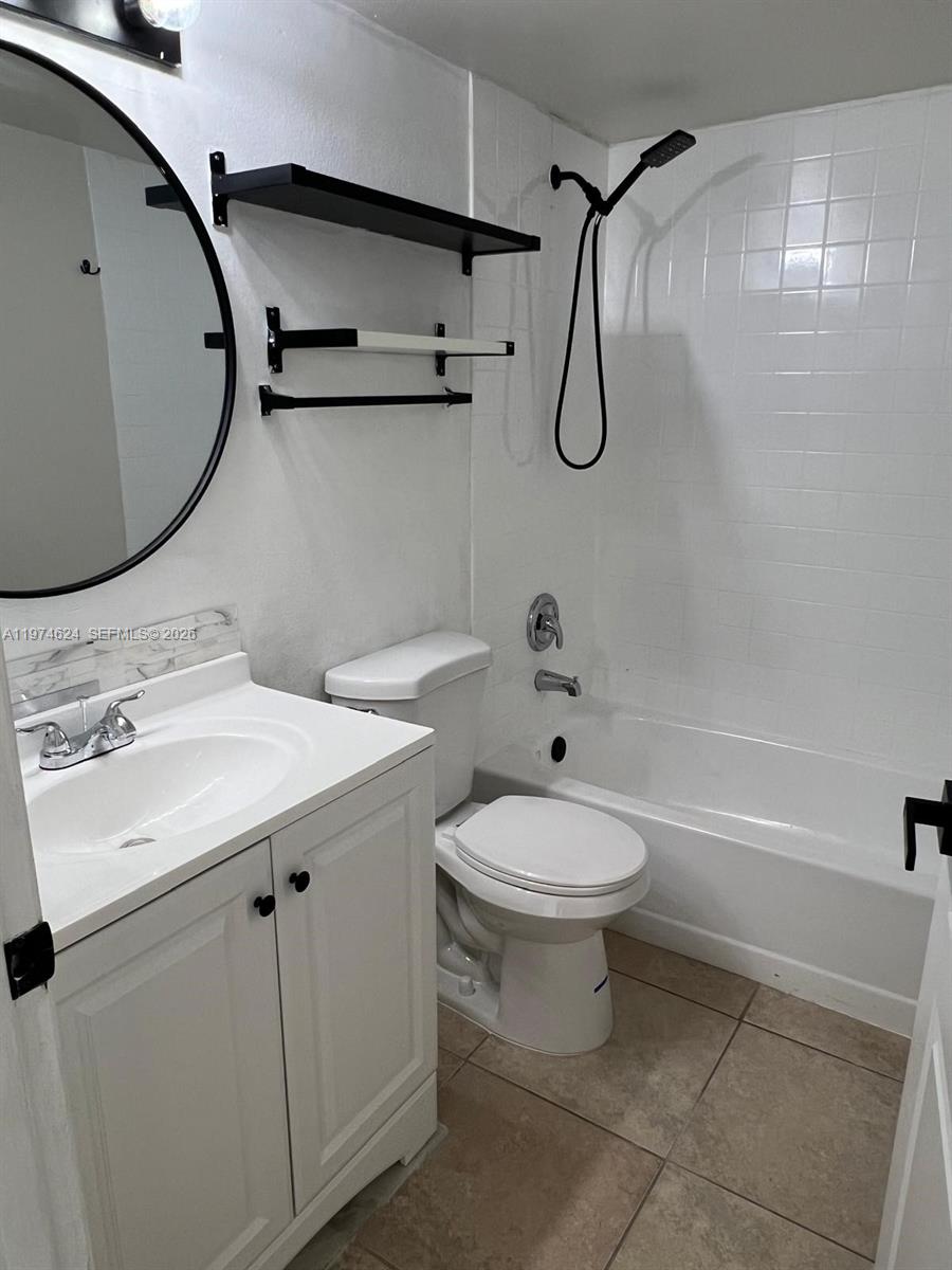 8240 SW 210th St #220, Cutler Bay FL 33189