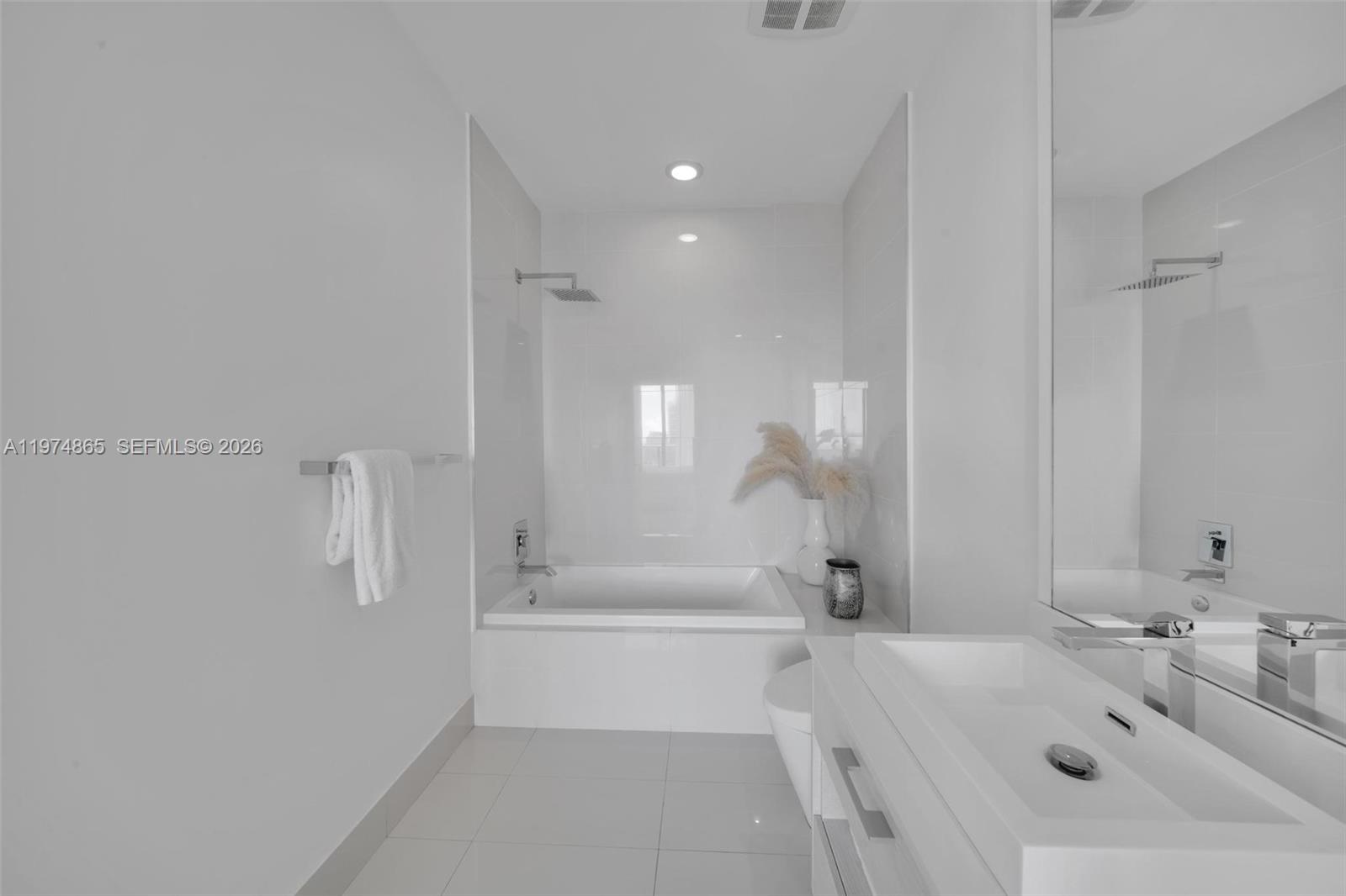 55 SW 9th St #4406, Miami FL 33130