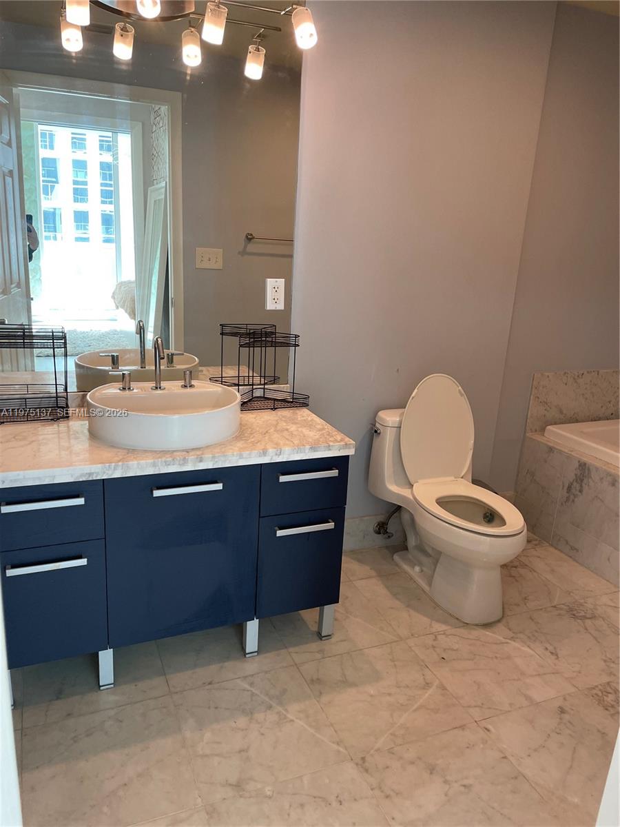 253 NE 2nd St #2304, Miami FL 33132