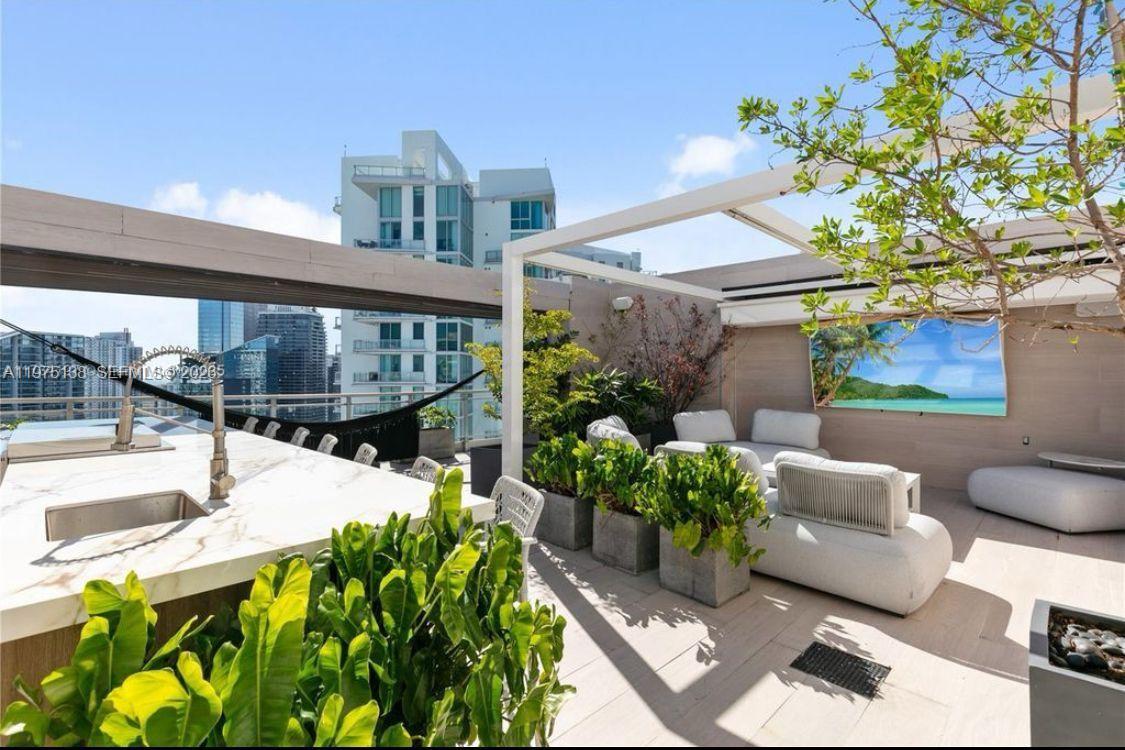 90 SW 3rd St #PH-14, Miami FL 33130