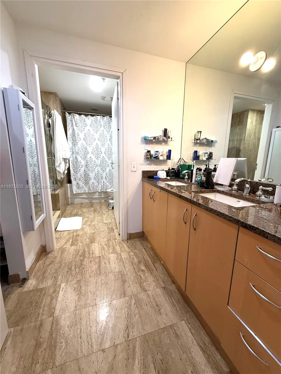 300 S Biscayne Blvd #3504, Miami FL 33131