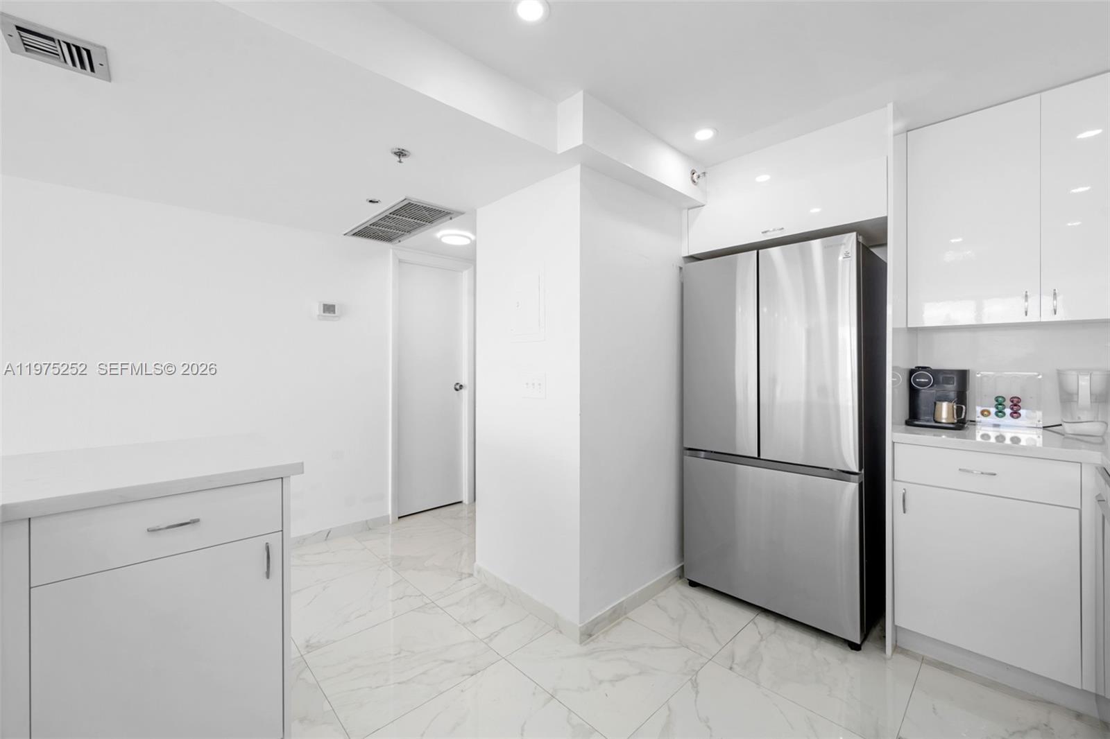 4101 Pine Tree Dr #919, Miami Beach FL 33140