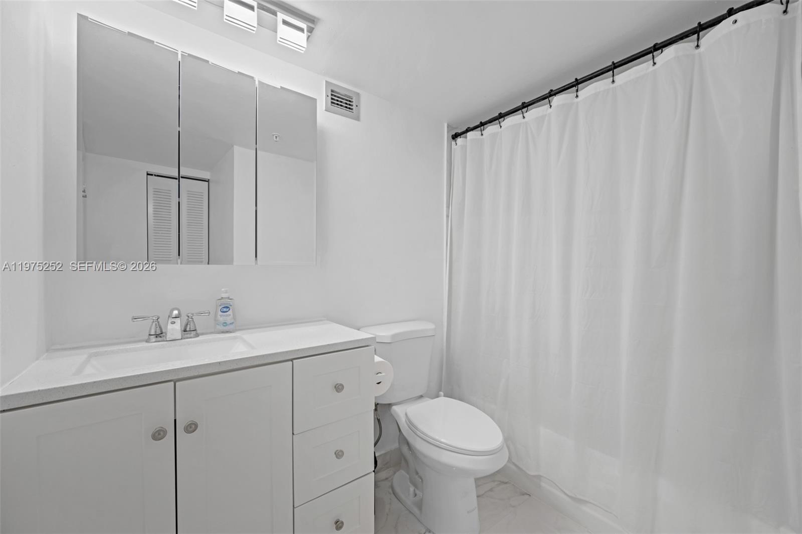 4101 Pine Tree Dr #919, Miami Beach FL 33140