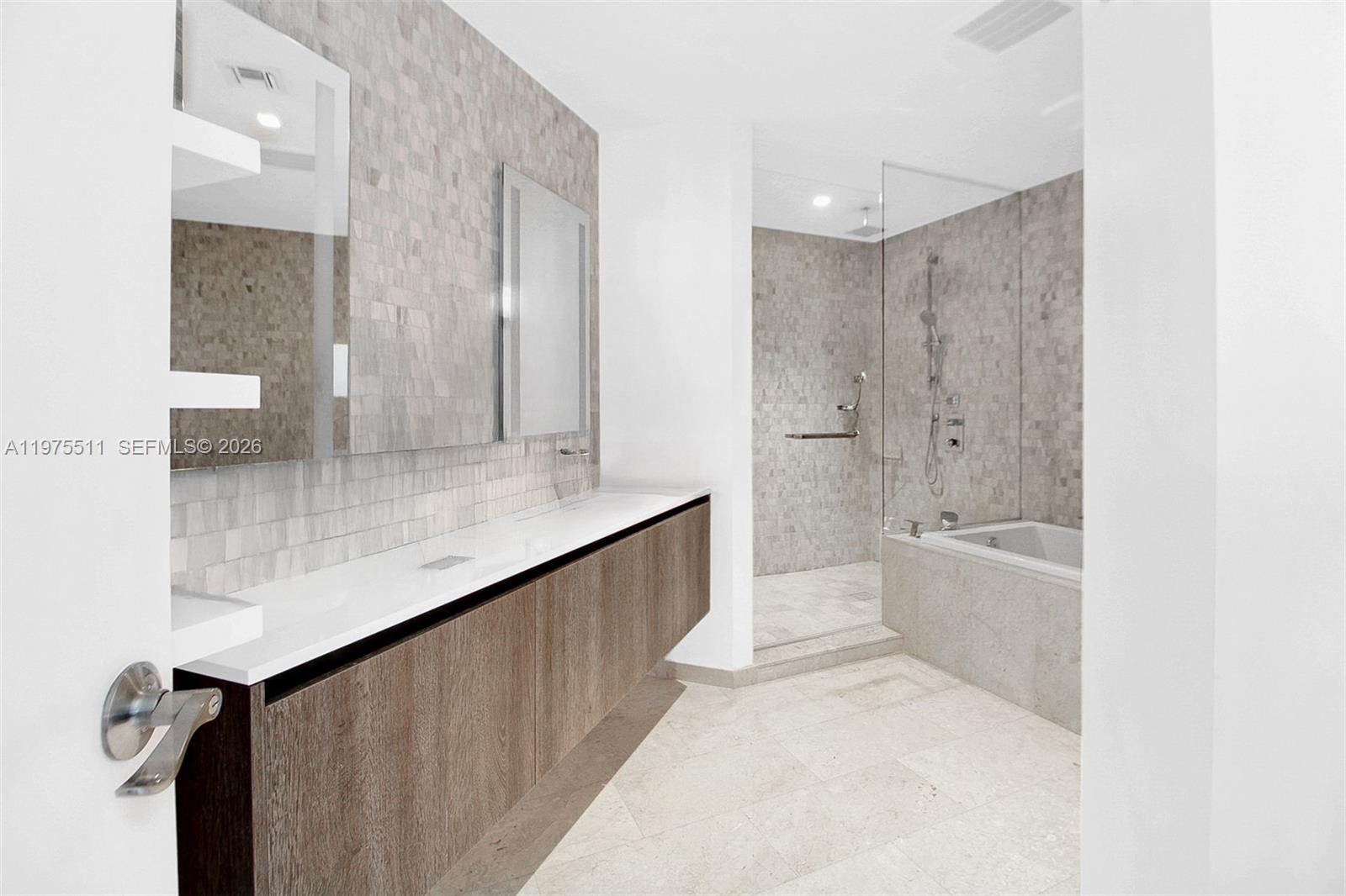 68 SE 6th St #2612, Miami FL 33131