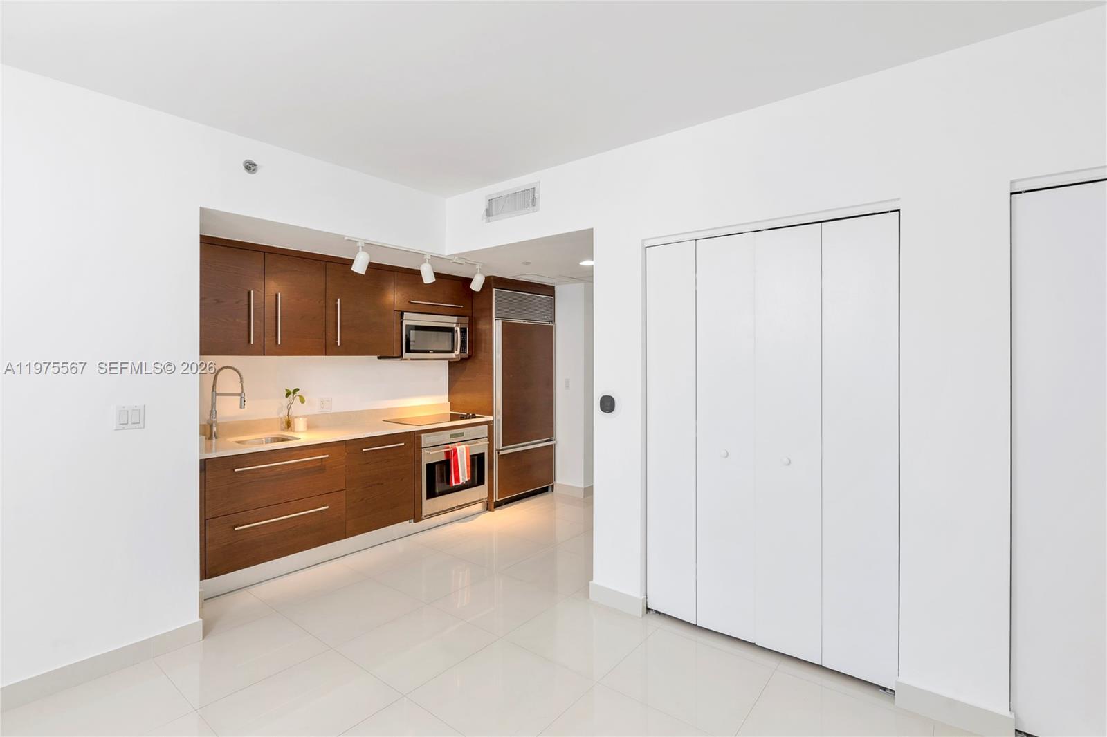 475 Brickell Ave #1010, Miami FL 33131