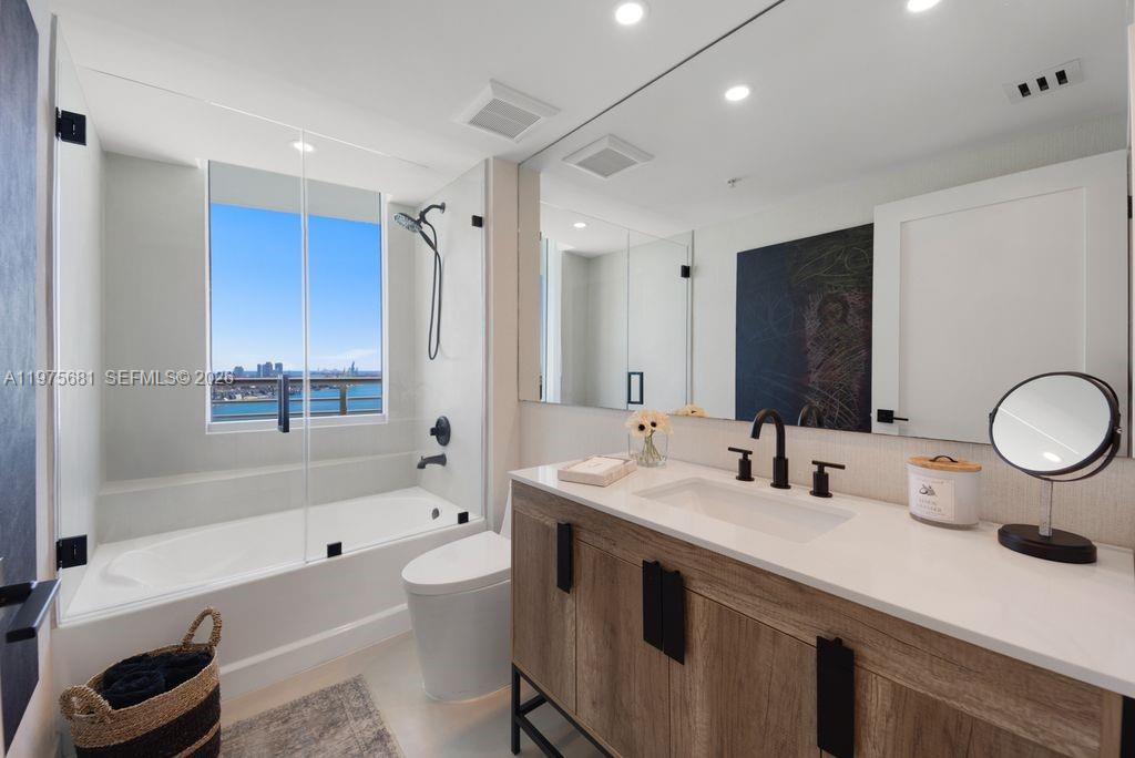 335 S Biscayne Blvd #3012, Miami FL 33131