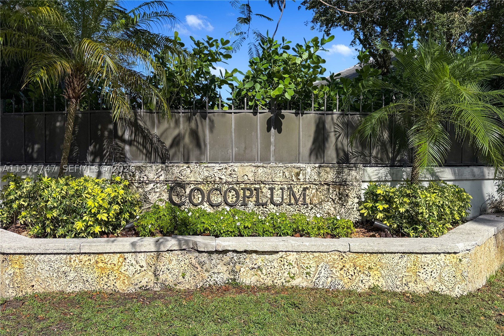 7150 W Lago Dr, Coral Gables FL 33143