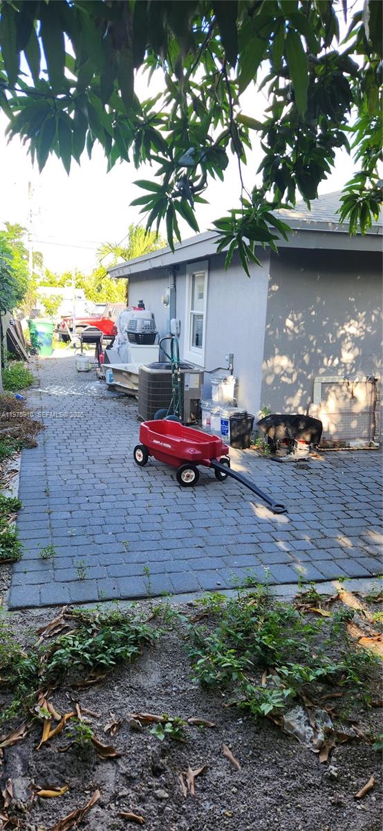 150 NW 17th Ct, Miami FL 33125