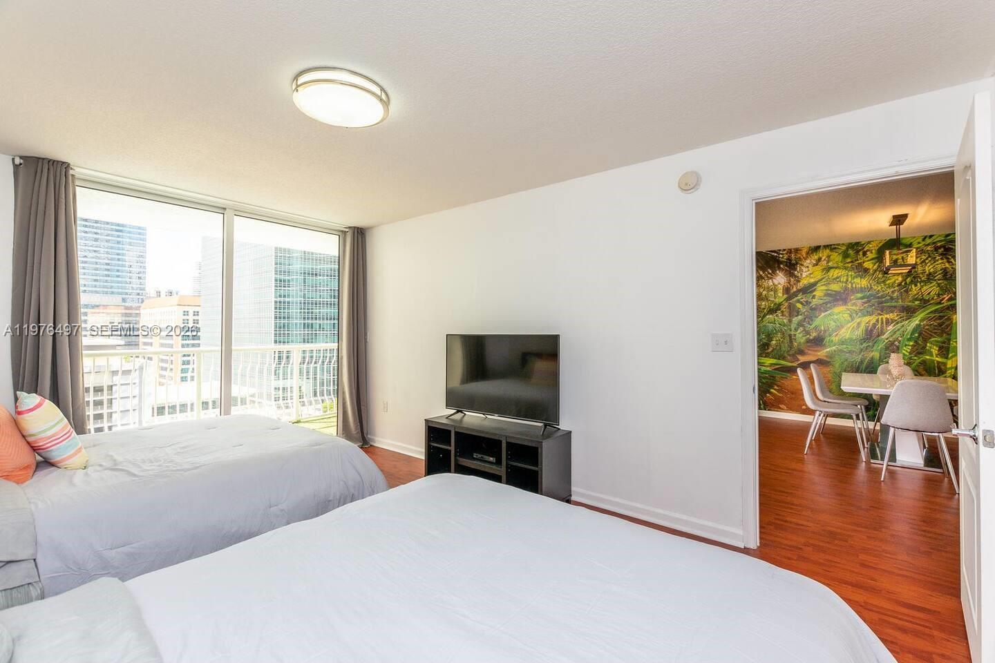 1200 Brickell Bay Dr #1621, Miami FL 33131