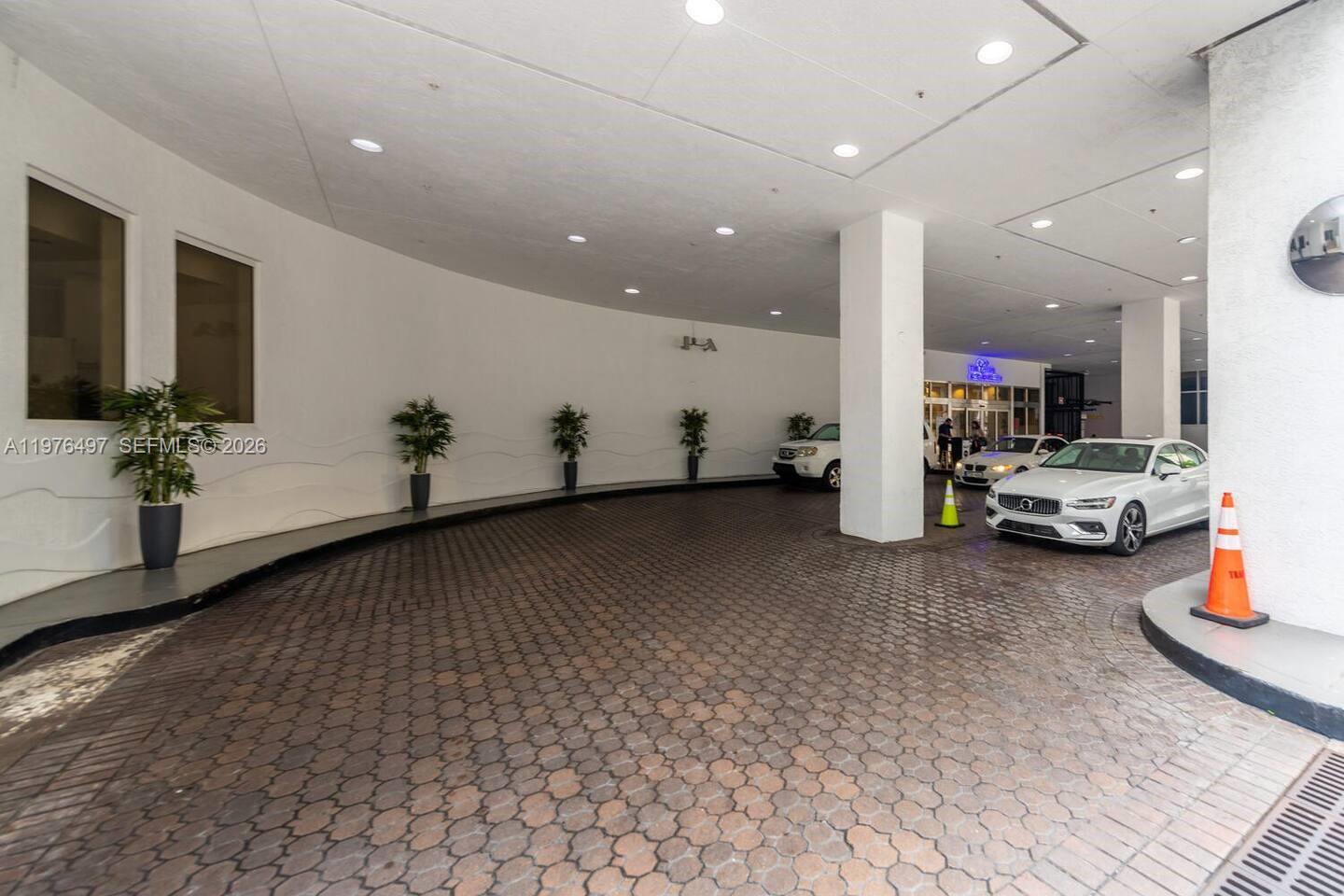 1200 Brickell Bay Dr #1621, Miami FL 33131