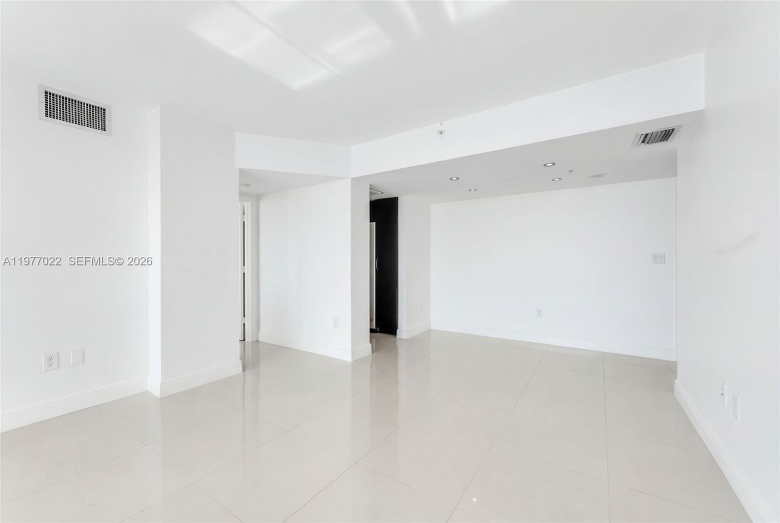 800 Claughton Island Dr #2804, Miami FL 33131