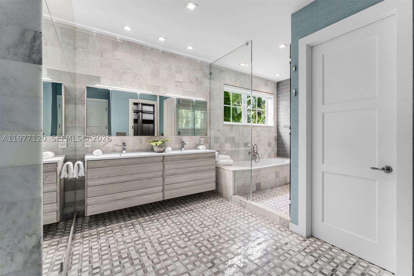 2887 Pine Tree Dr, Miami Beach FL 33140