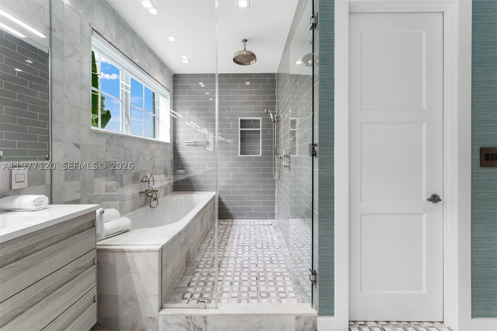 2887 Pine Tree Dr, Miami Beach FL 33140