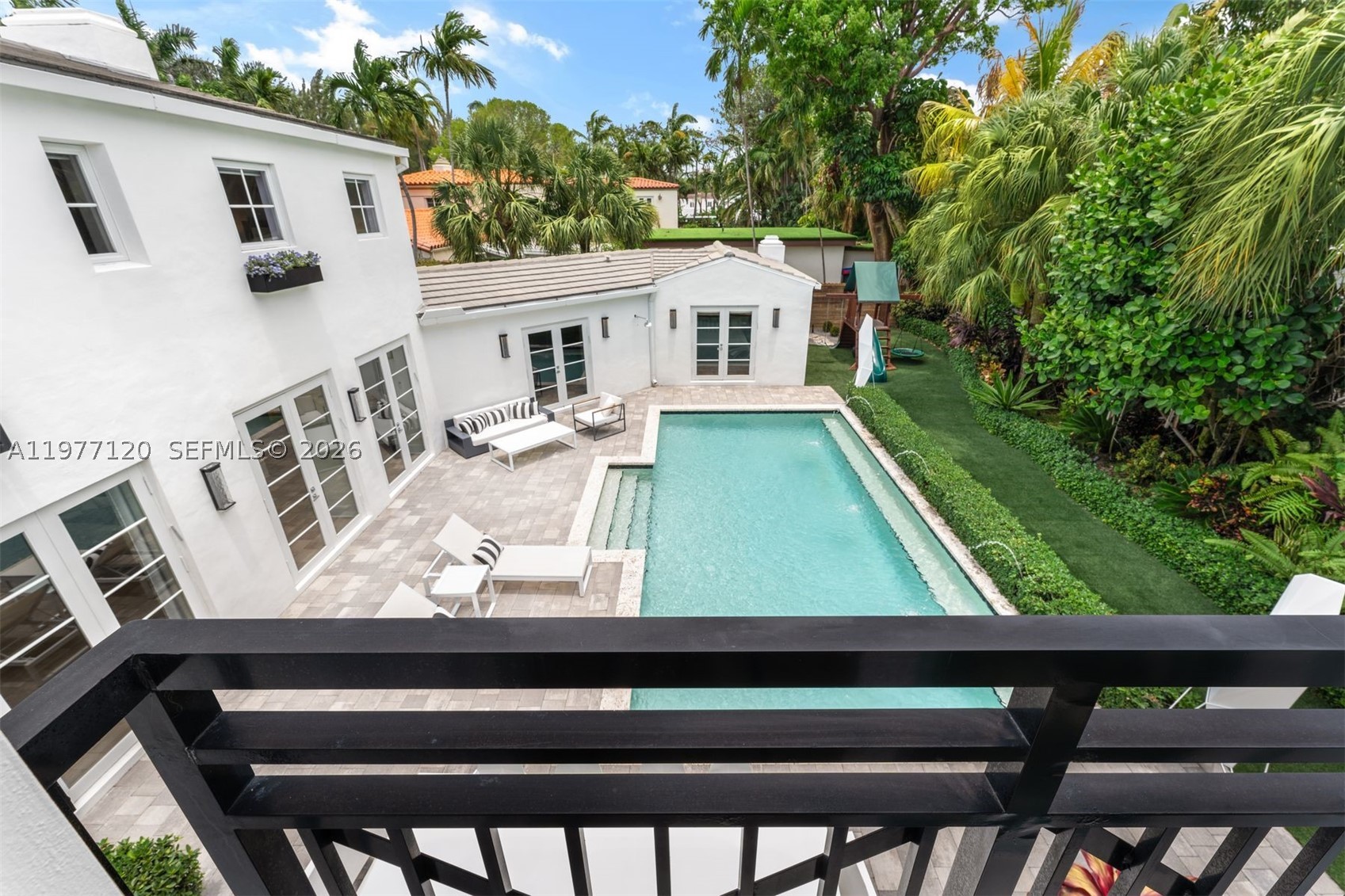 2887 Pine Tree Dr, Miami Beach FL 33140