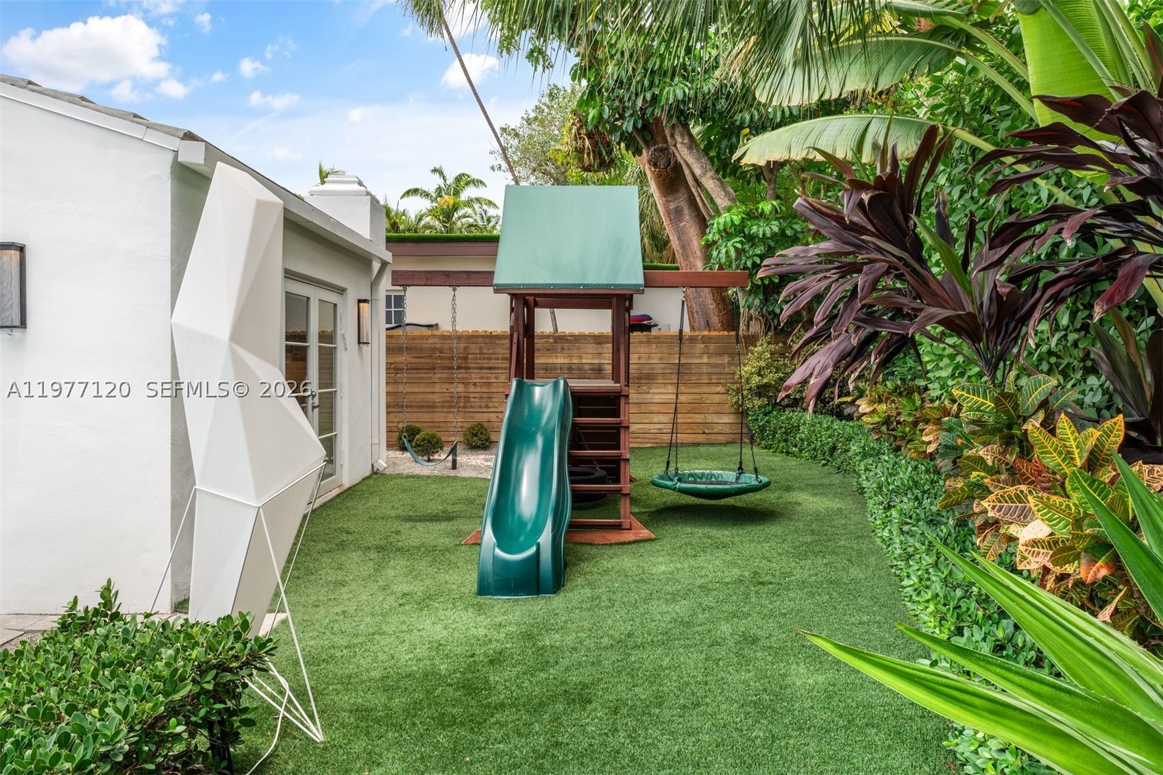 2887 Pine Tree Dr, Miami Beach FL 33140