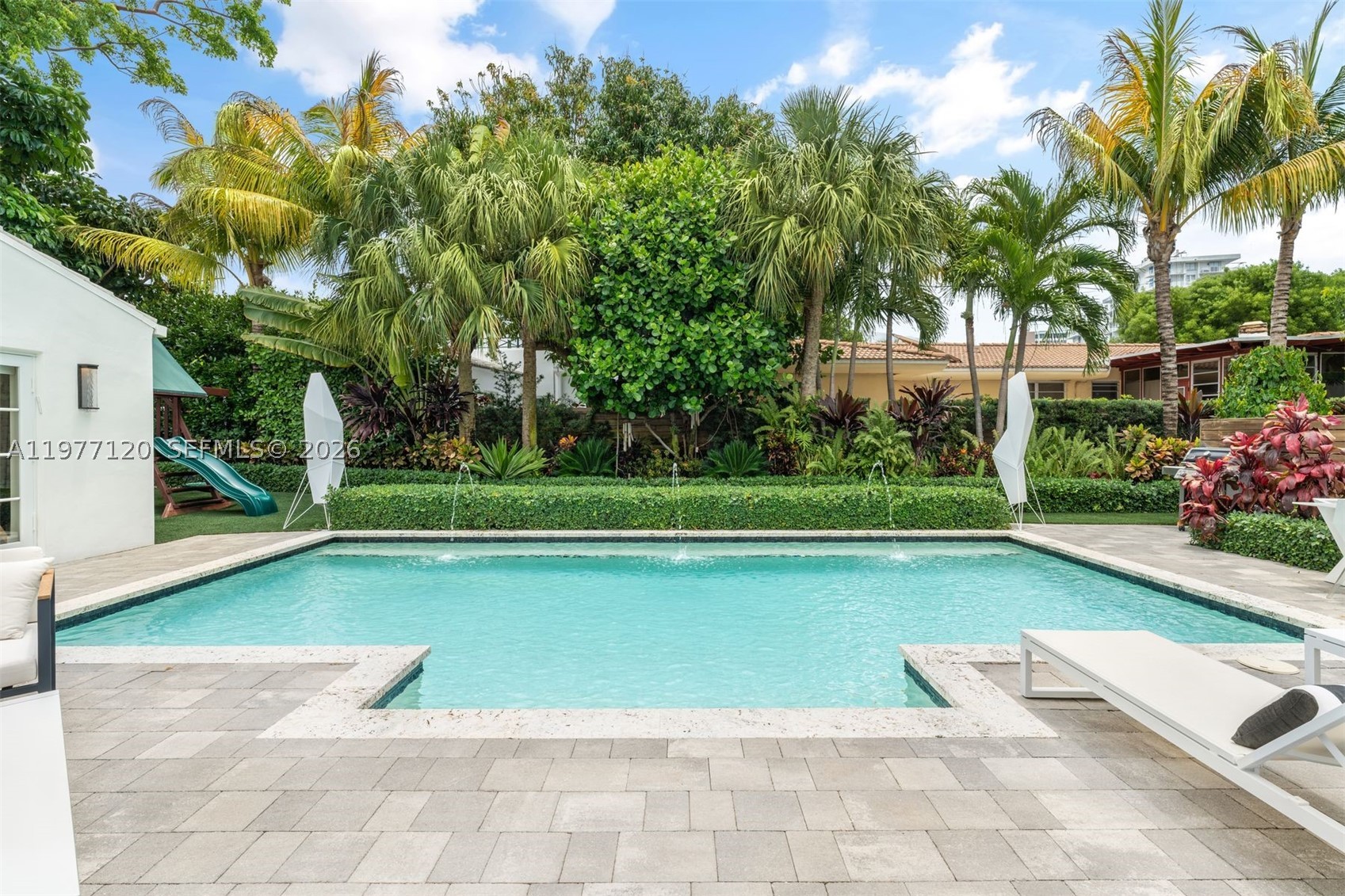2887 Pine Tree Dr, Miami Beach FL 33140