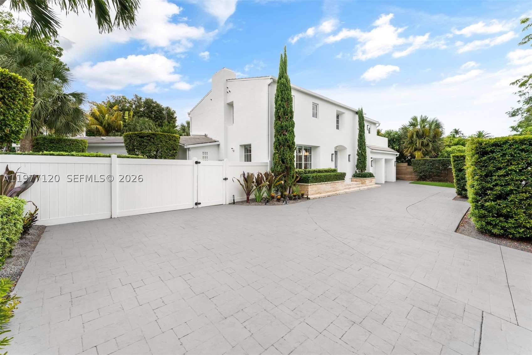 2887 Pine Tree Dr, Miami Beach FL 33140