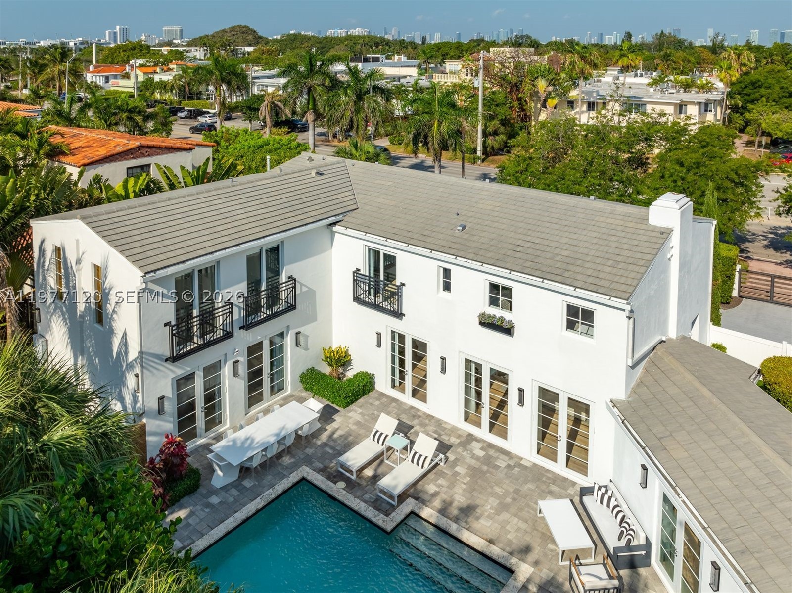 2887 Pine Tree Dr, Miami Beach FL 33140