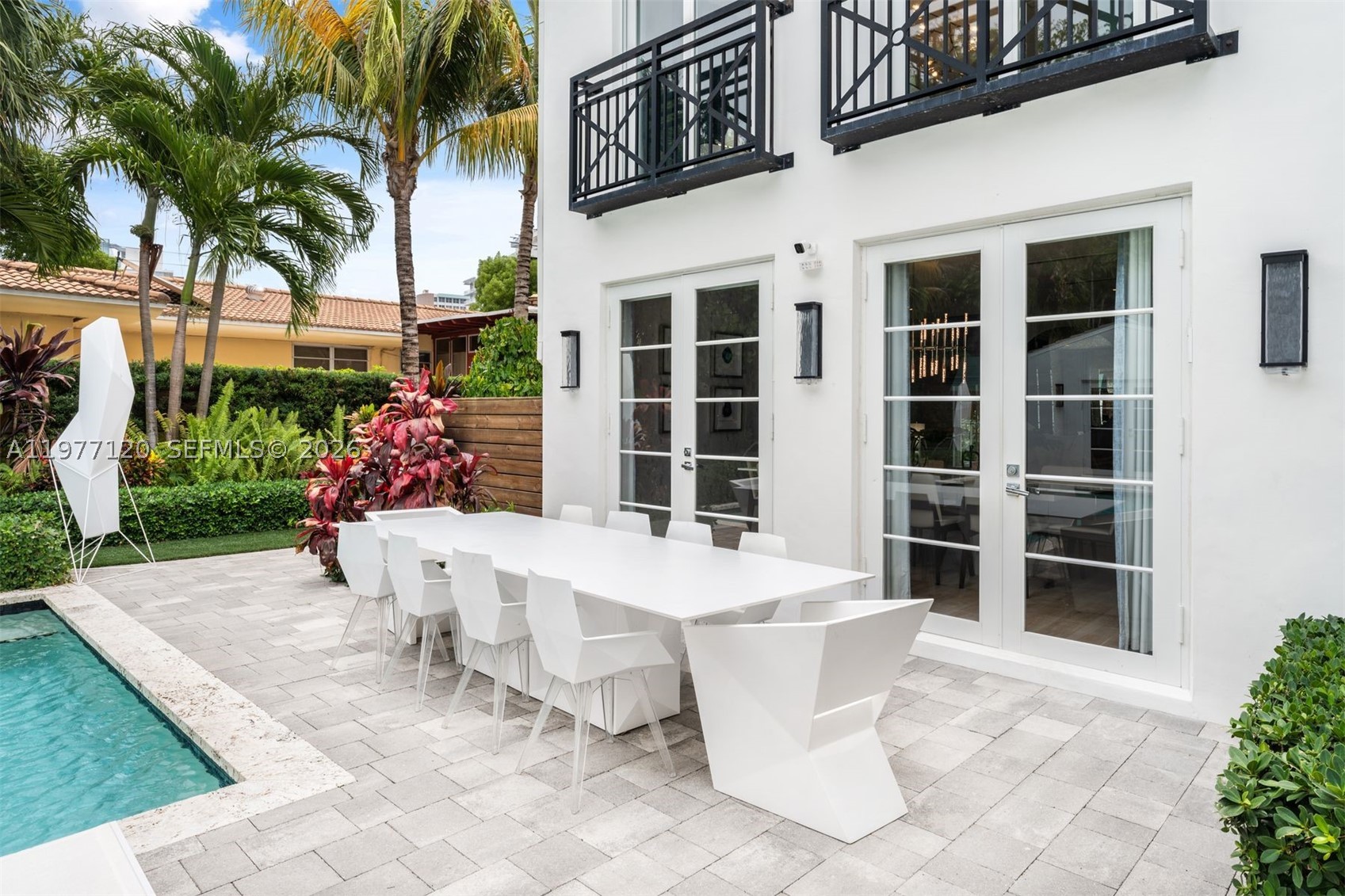 2887 Pine Tree Dr, Miami Beach FL 33140