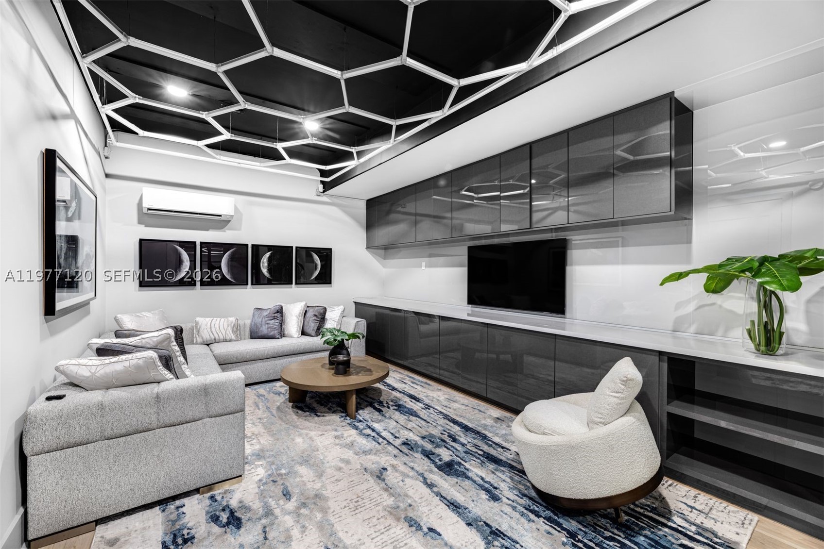 2887 Pine Tree Dr, Miami Beach FL 33140