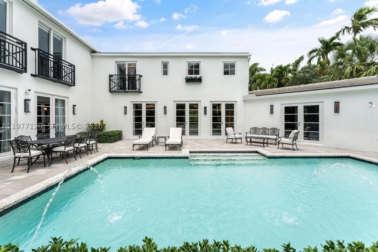 2887 Pine Tree Dr, Miami Beach FL 33140