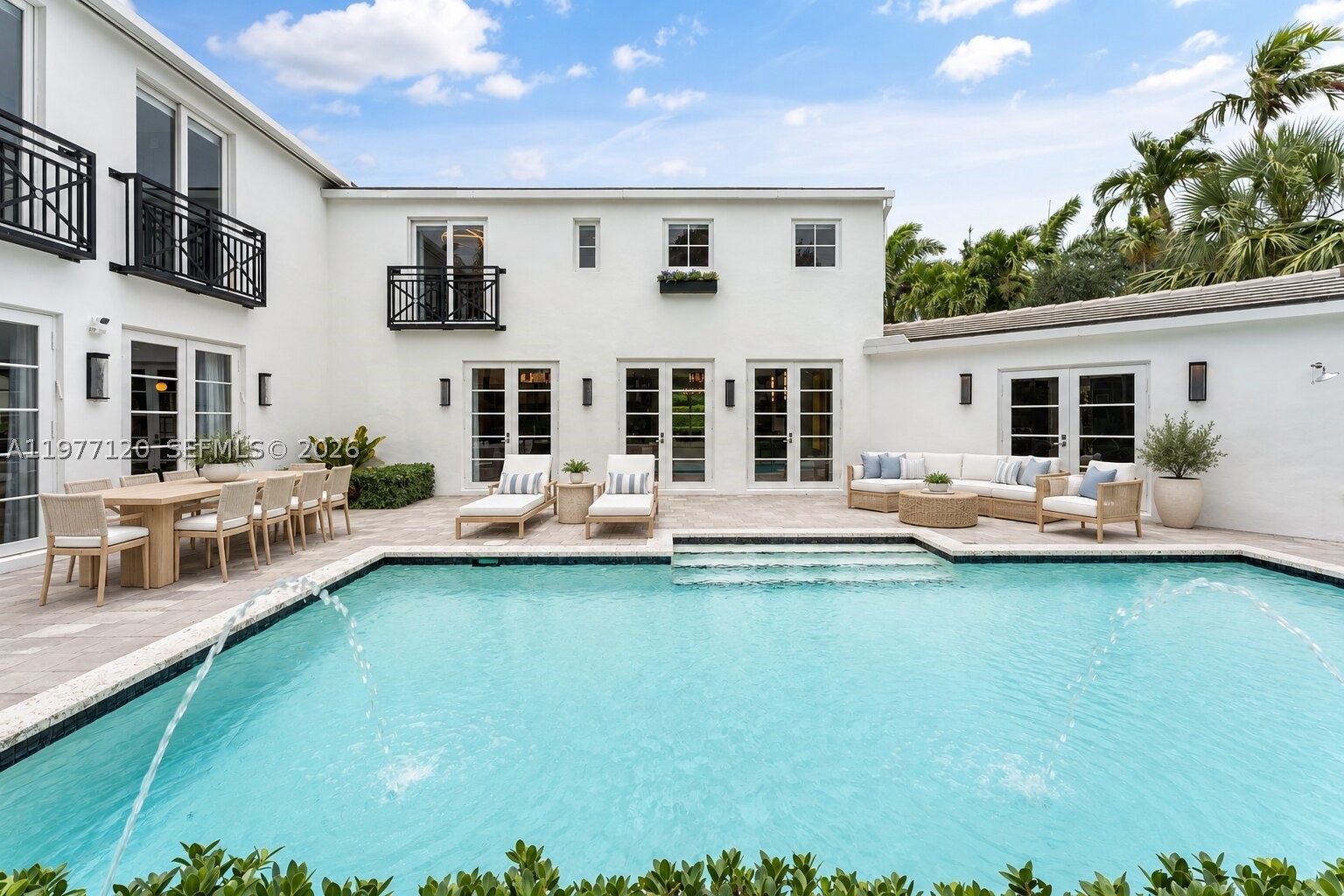 2887 Pine Tree Dr, Miami Beach FL 33140