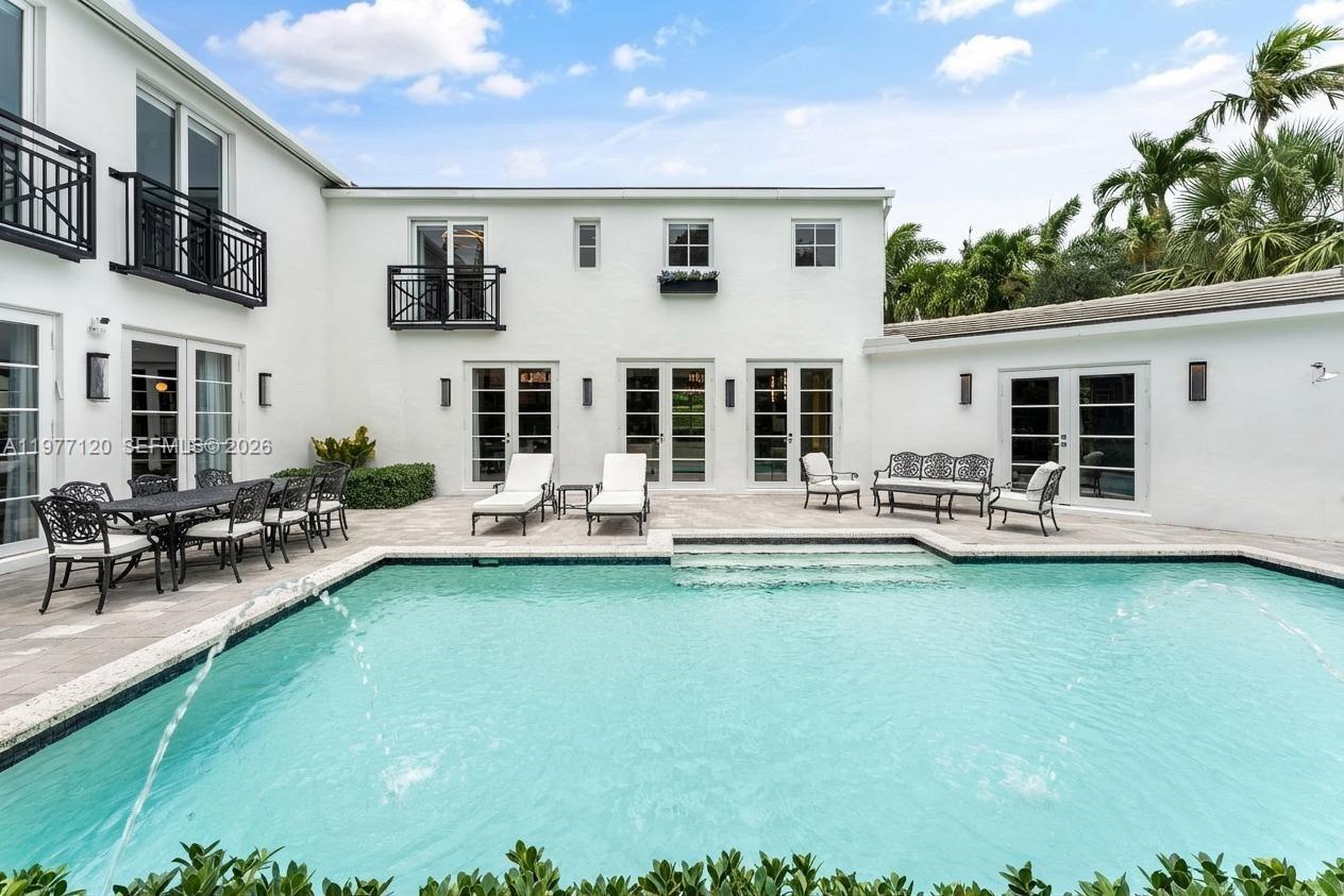 2887 Pine Tree Dr, Miami Beach FL 33140