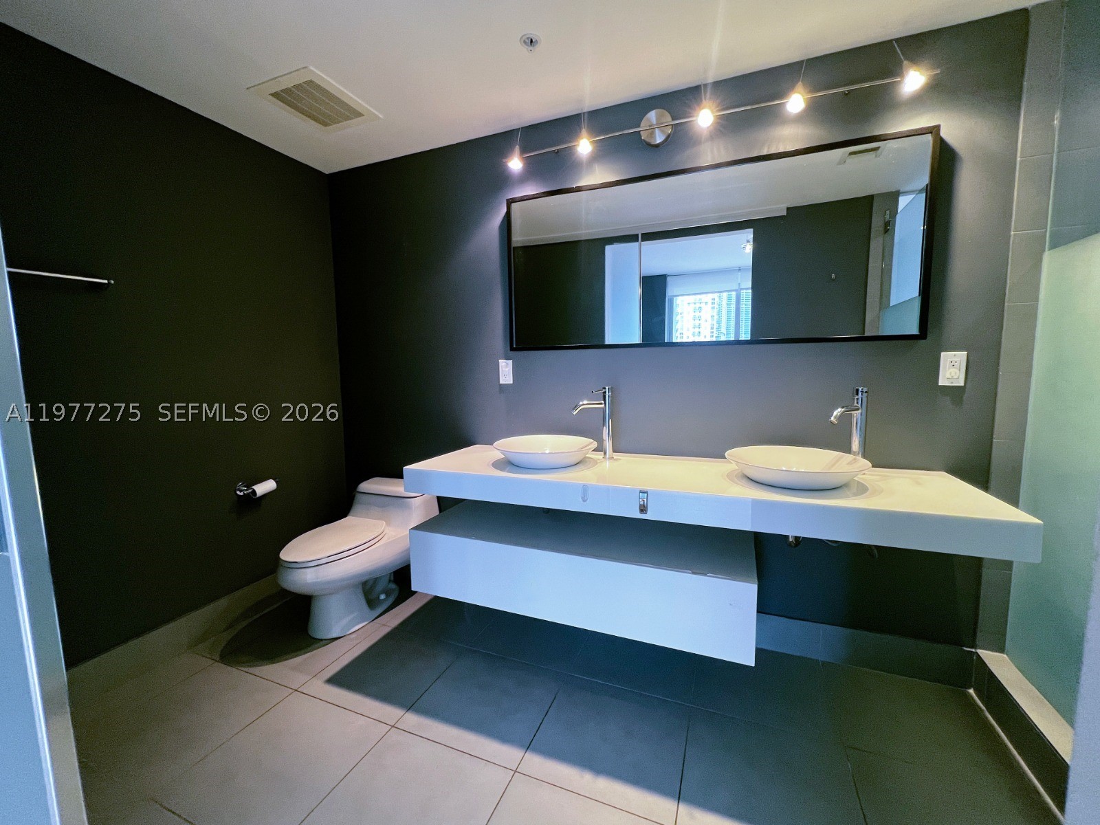 92 SW 3rd St #1801, Miami FL 33130