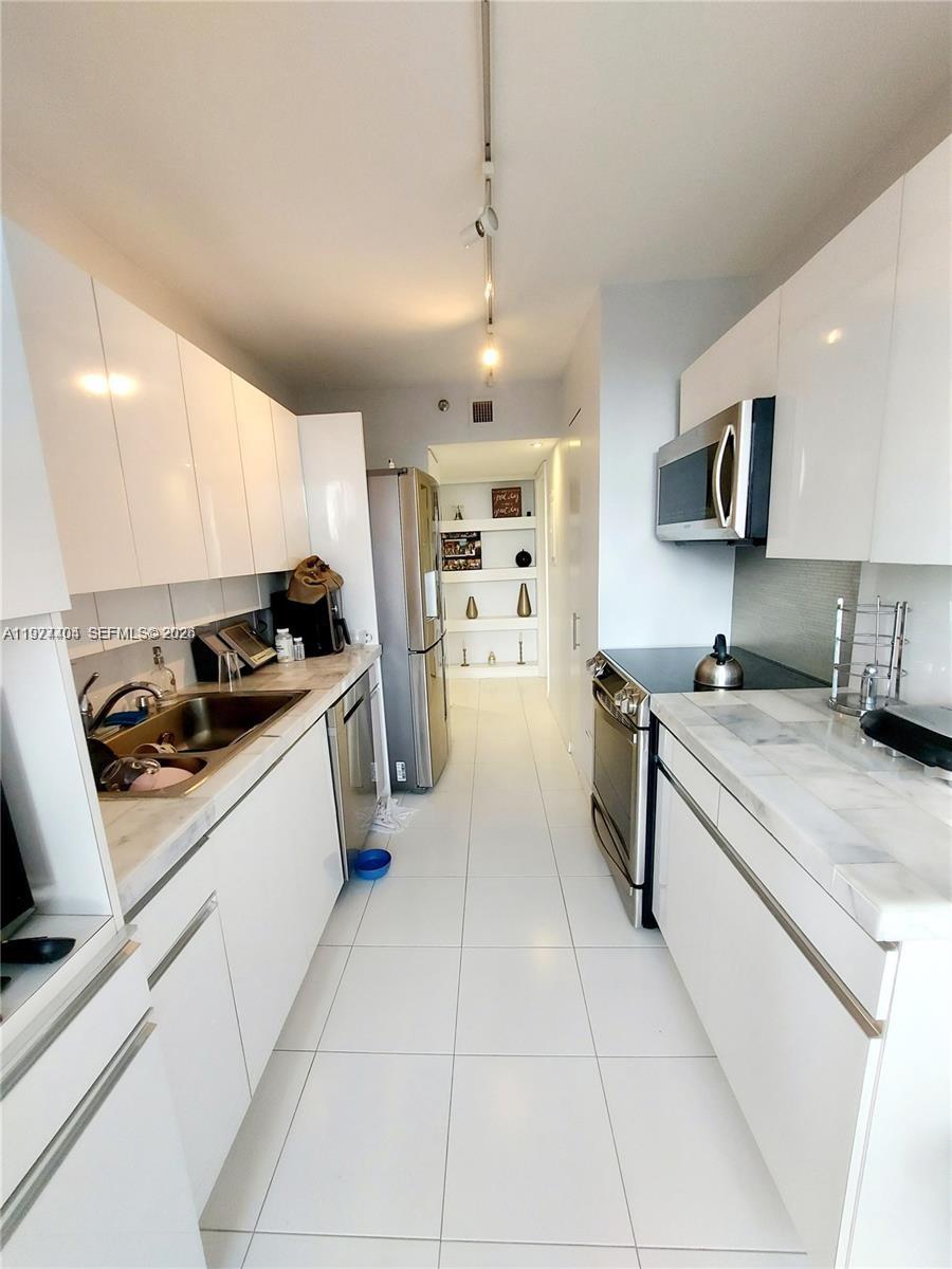 1000 W Island Blvd #508, Aventura FL 33160