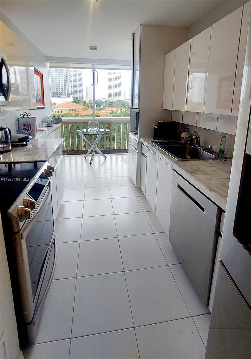 1000 W Island Blvd #508, Aventura FL 33160