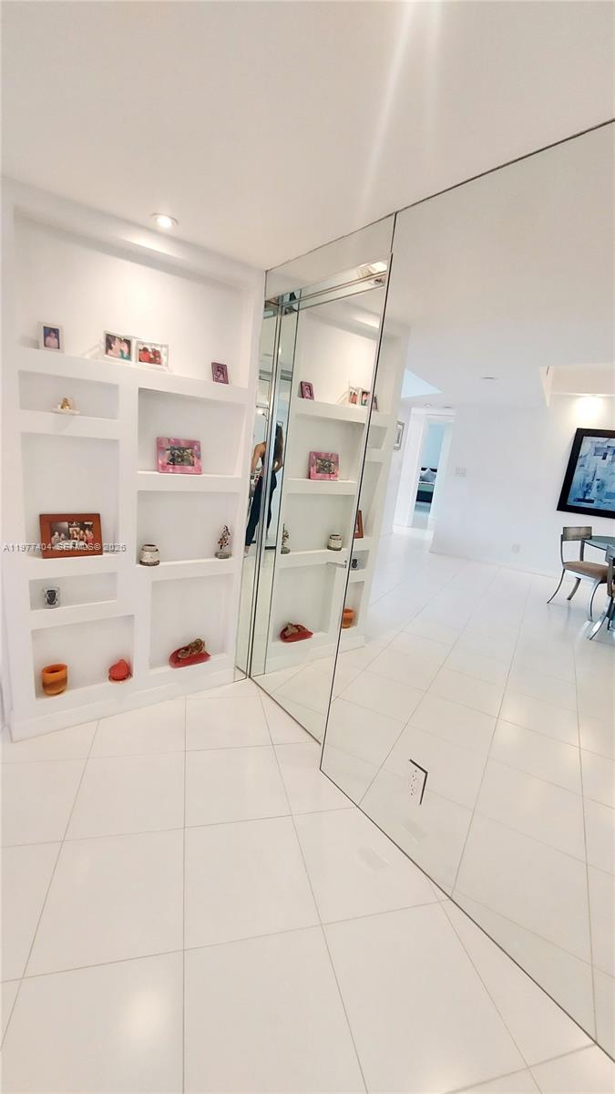 1000 W Island Blvd #508, Aventura FL 33160