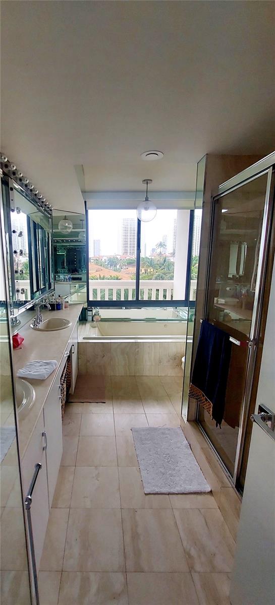 1000 W Island Blvd #508, Aventura FL 33160